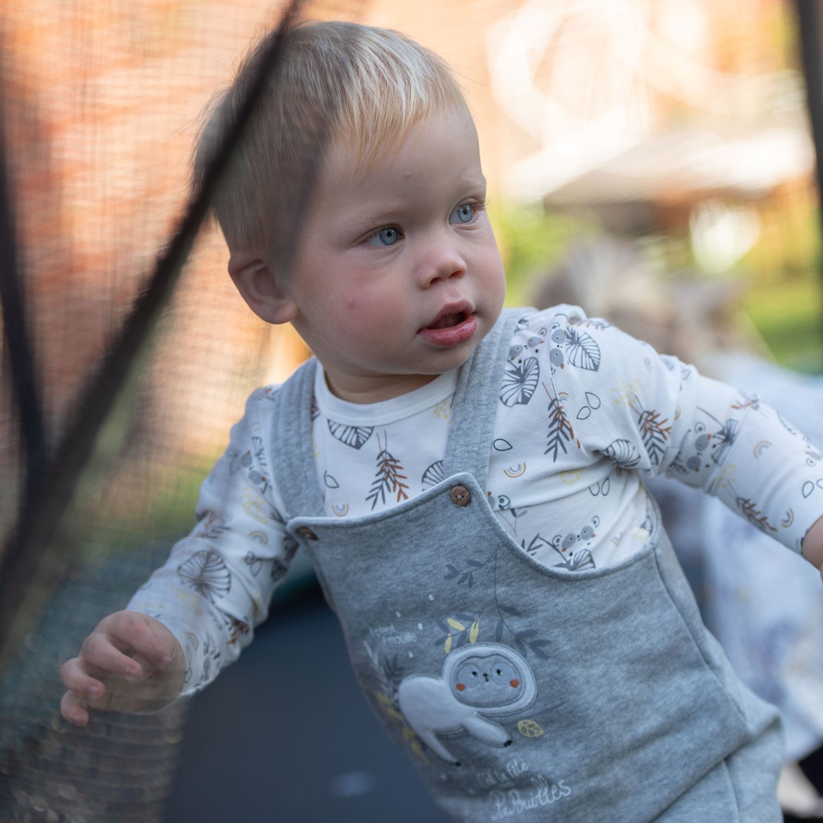 Salopette bébé garçon en molleton et t-shirt contenant du coton bio Papouille porté zoom