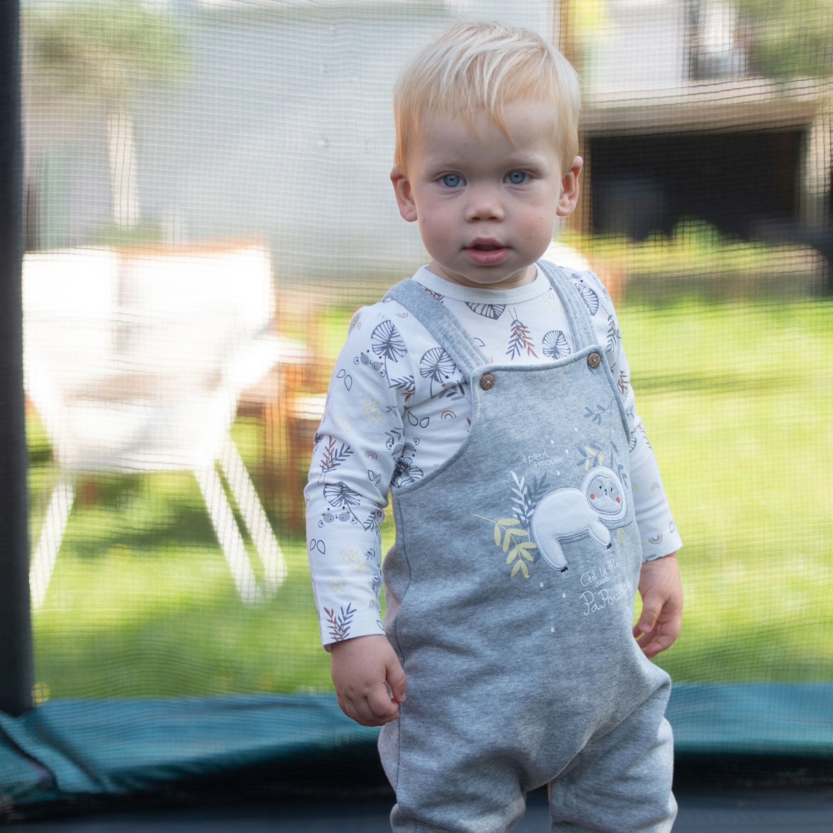 Salopette bébé garçon en molleton et t-shirt contenant du coton bio Papouille porté