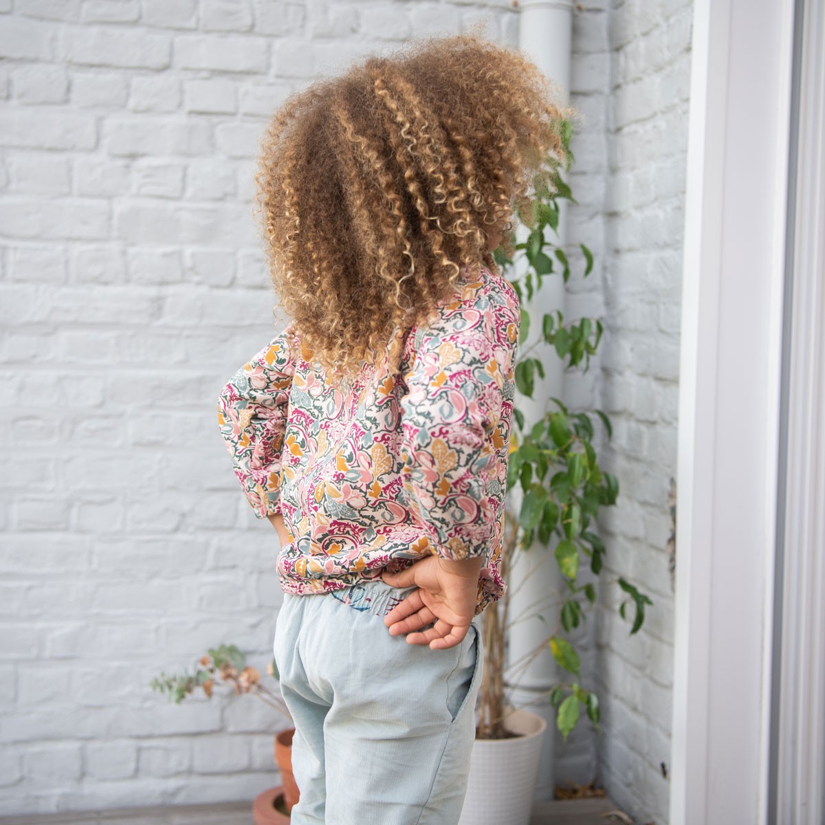 Sweat-shirt fille en molleton contenant du coton bio Machala au porté dos