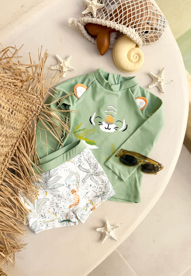 Maillot de bain bébé 2 pièces t-shirt de protection UV & boxer avec chapeau Kanha Maillot de bain bébé 2 pièces t-shirt de protection UV & boxer avec chapeau Kanha